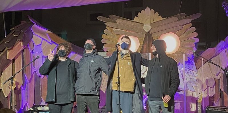 Verbeugung mit Maske. Was es alles gibt. Foto: Pauline Hahn