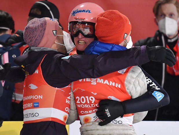 Jubel bei Karl Geiger und Co. Das deutsche Team gewann das Mannschaftsspringen bei der Nordischen Ski-WM in Oberstdorf.