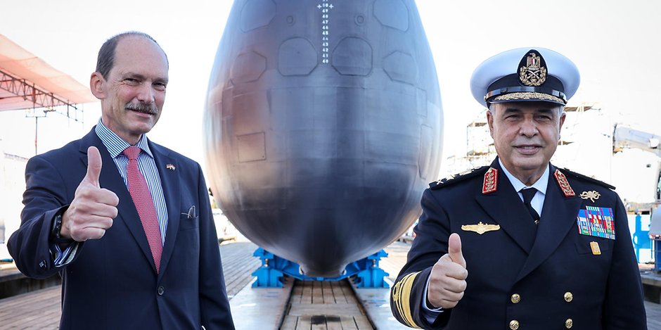 Ahmed Khaled Hassan Said (r.), Chef der Ägyptischen Marine, und Rolf Wirtz, CEO von Thyssenkrupp Marine Systems, bei einer U-Boot-Taufe auf der Werft von Thyssenkrupp Marine Systems (TKMS).
