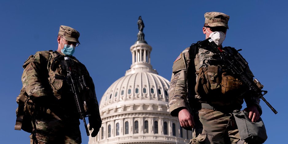 Zwei Soldaten der Nationalgarde sichern das Gebiet um das US-Kapitol (14.01.2021).
