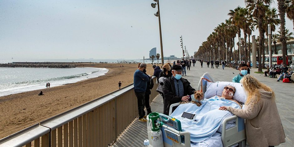 Ein Krankenhaus in Barcelona bringt Covid-Patienten ans Meer, damit sie schneller gesund werden.