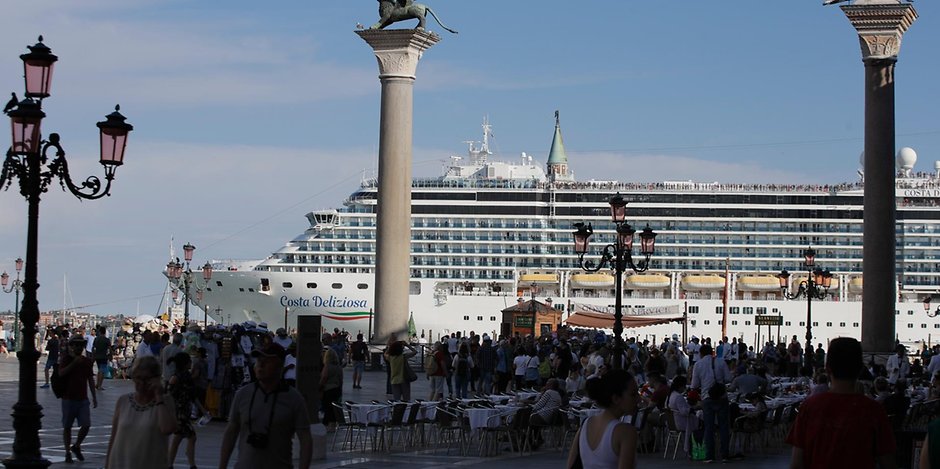 Große Schiffe, kleine Stadt: Ein Kreuzfahrtschiff fährt am Markusplatz in Venedig vorbei.