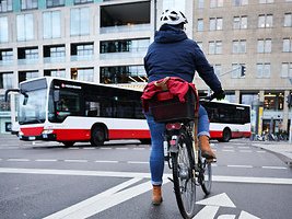 Durch Abbiegeassistenzsysteme für Busfahrer sollen das Radfahren in Hamburg künftig sicherer werden.