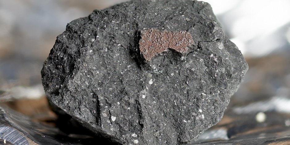 Das vom Natural History Museum veröffentlichte Foto zeigt das Fragment des Meteoriten, das in England gefunden wurde.