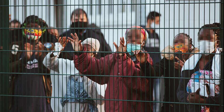 Im November beobachteten Bewohner der Flüchtlingsunterkunft in Rahlstedt die Demonstration für eine alternative Unterbringung der Geflüchteten.