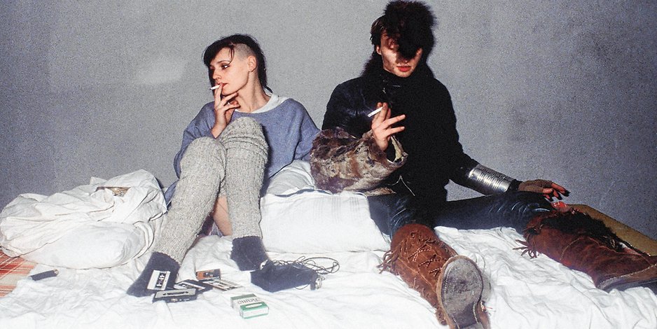 Christiane F. in der Kiez-WG, wo sie mit vier Künstlern zusammenlebte. Zu ihren Füßen liegen ein Walkman und Musikkassetten. Das Foto ist 1983 entstanden. 