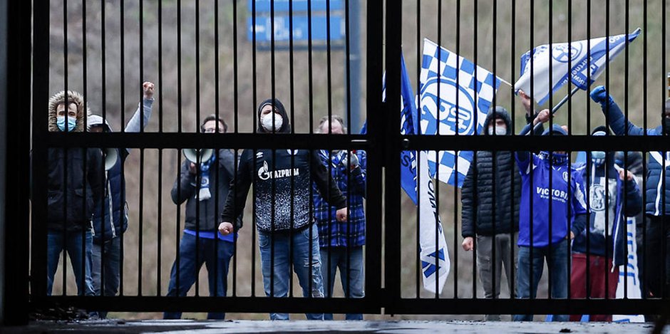 Schalke-Fans vor verschlossenen Türen (Symbolfoto)