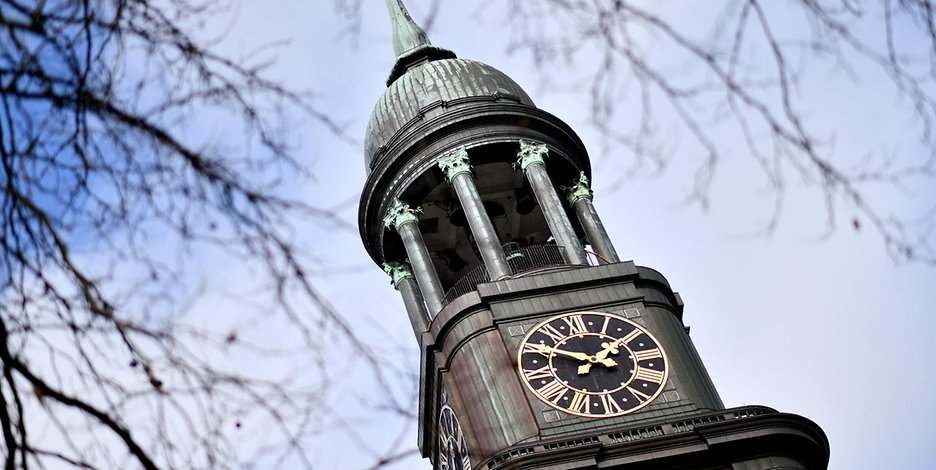 Die Hauptkirche St. Michaelis ist eines der Wahrzeichen von Hamburg.