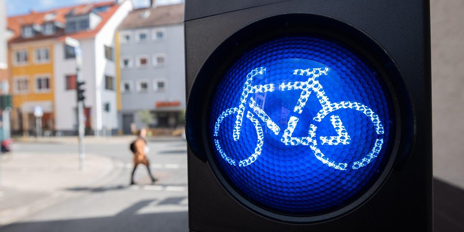 Eine blaue Ampel für Radfahrer leuchtet an einer Kreuzung in Hildesheim. 
