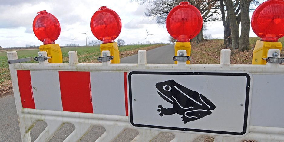 Krötenschutz: Dieser Feldweg in der Gemeinde Rosengarten ist für Autos derzeit gesperrt.
