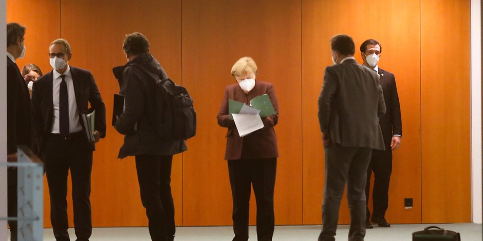 Bundeskanzlerin Angela Merkel (CDU), Markus Söder (li., CSU) und Michael Müller (2.v.l, SPD) nach dem Gipfel und vor der Pressekonferenz.