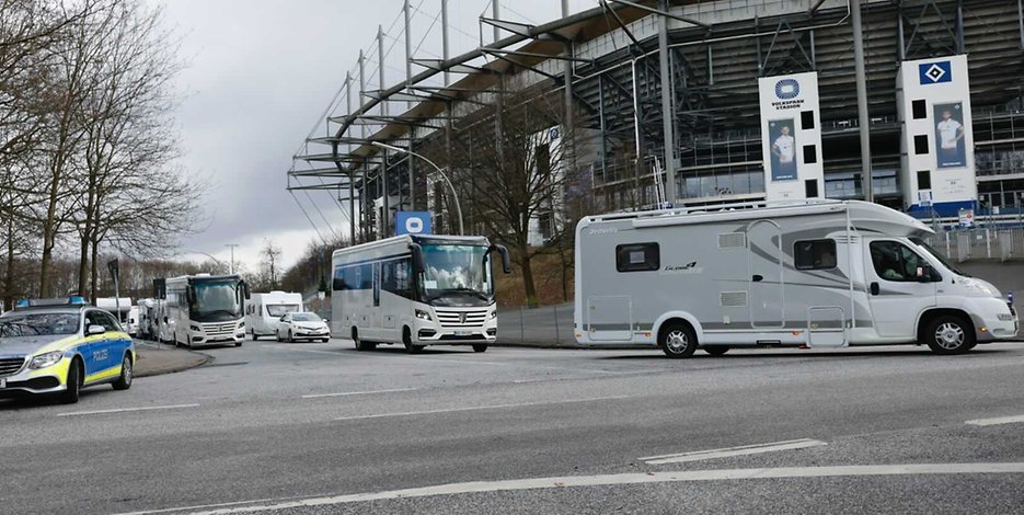 Die Camper rollen los: Die Demo fährt am HSV-Stadion vorbei.