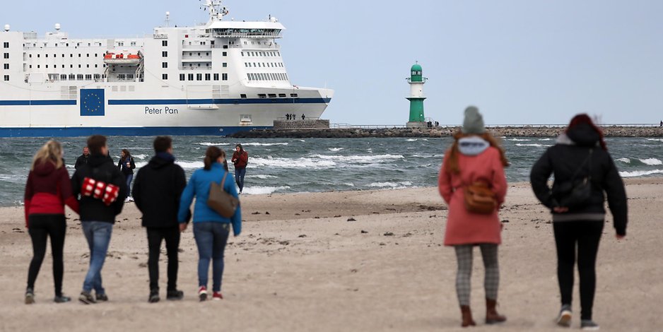 Spaziergänger am Ostseestrand. Wann die Tourismus-Saison in Mecklenburg-Vorpommern beginnen kann, ist unklar.