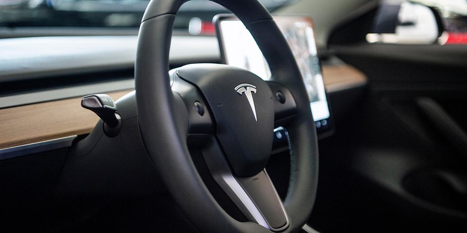 Der Wagen der Marke Tesla war wohl selbstfahrend – trotzdem muss immer jemand am Steuer sitzen. 