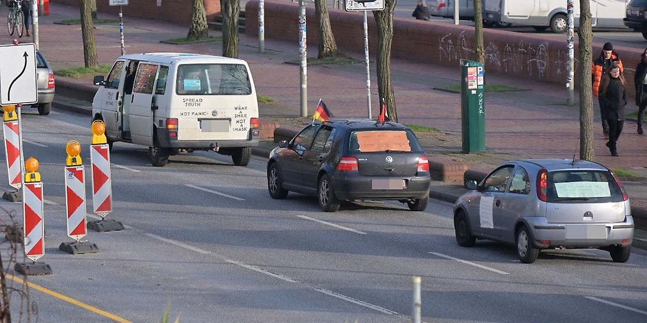 Bereits Ende Januar zogen die Querdenker (hier an der Hafenstraße in St. Pauli) in einem Autokorso durch die Stadt.