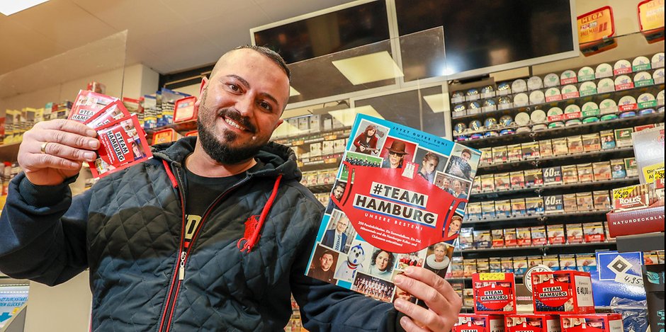 Hakan Uzundag (37) vom Kiosk „Uemit Taytanli Tobacco & More“ hält ein Panini-Heft in den Händen. Er hat schon 600 Stickertüten verkauft. Insgesamt vertreiben inzwischen 900 Verkaufsstellen in Hamburg das besondere Sticker-Album samt der Klebebildchen.