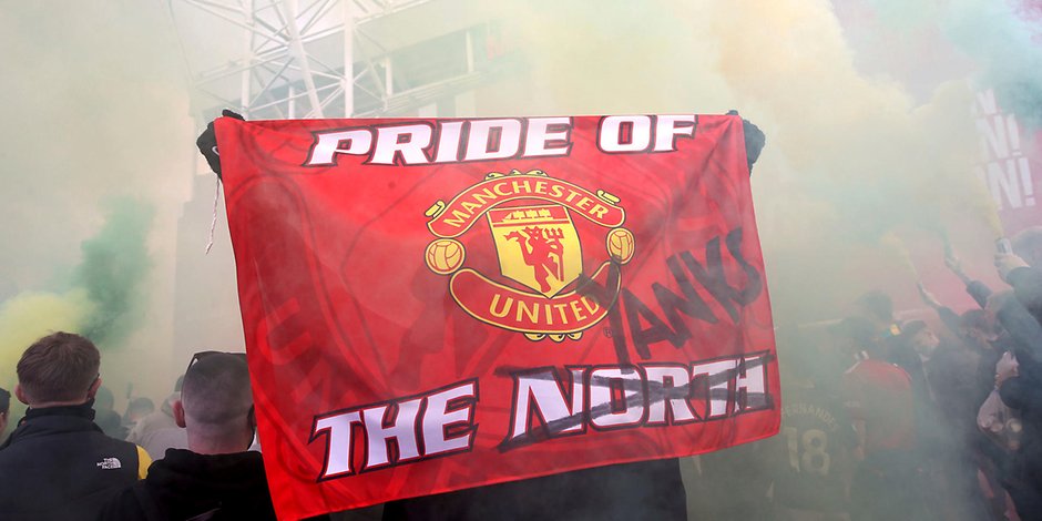Protestierende Fans stürmen das Stadion von Manchester United und sorgen für die Absage des Klassikers gegen Liverpool.