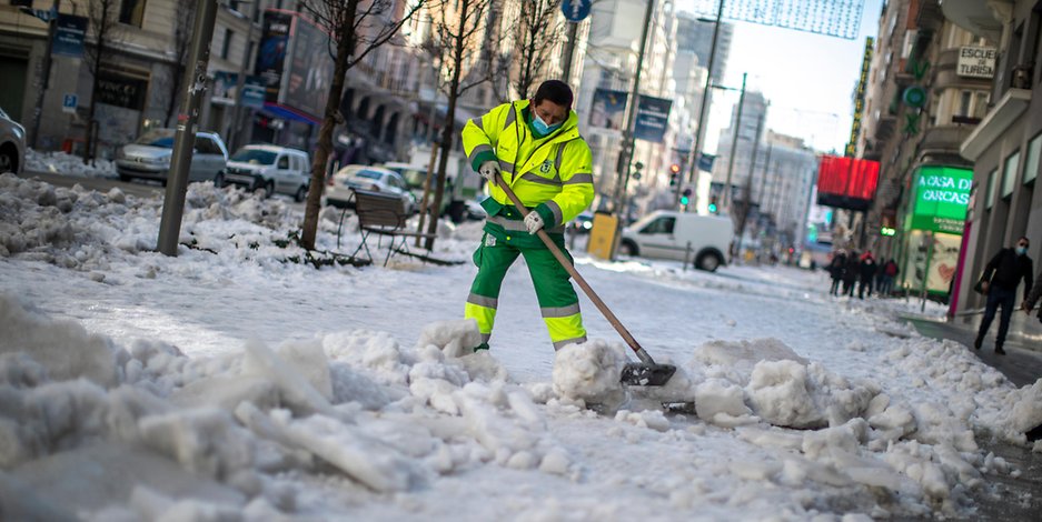 Schnee schaufeln in Madrid: Der Wintersturm „Filomena“ hatte die heftigsten Schneefälle seit mindestens 50 Jahren verursacht. 