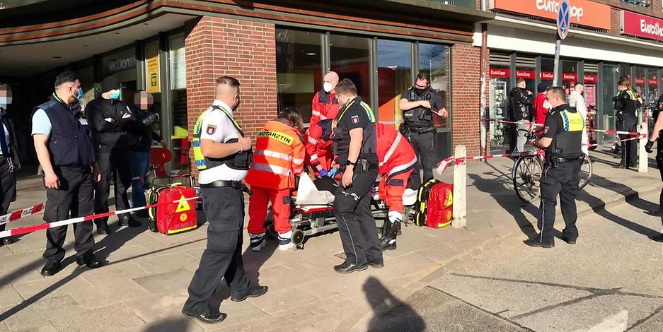 Rettungskräfte und ein Notarzt behandeln den verletzten Mann.