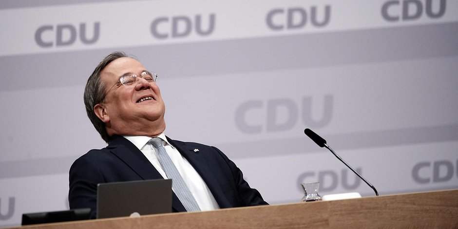 Der neue Parteivorsitzende Armin Laschet sitzt beim digitalen Bundesparteitag der CDU auf dem Podium.