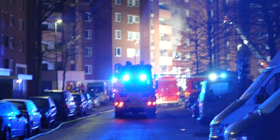 Mitten in der Nacht zum Samstag brach ein Feuer in einem Stader Hochhaus aus. 23 Bewohner wurden evakuiert.