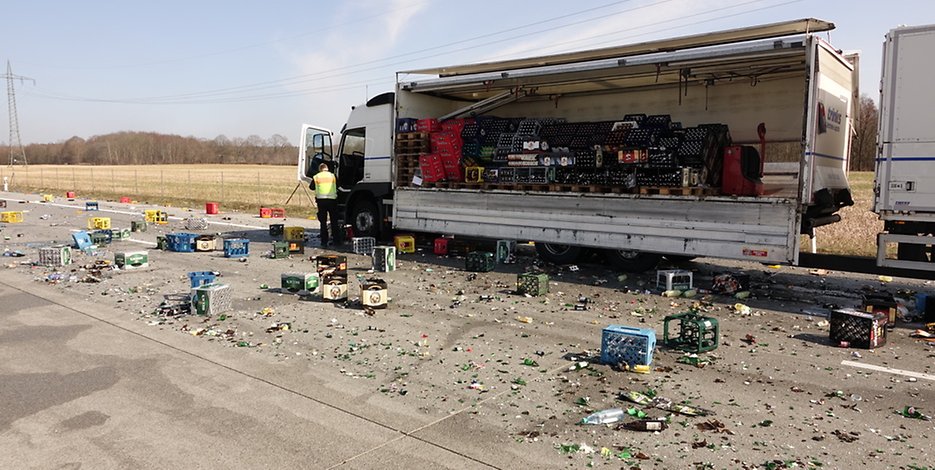 Etwa 60 Kisten Bier gingen bei dem Unfall auf der A7 zu Bruch.