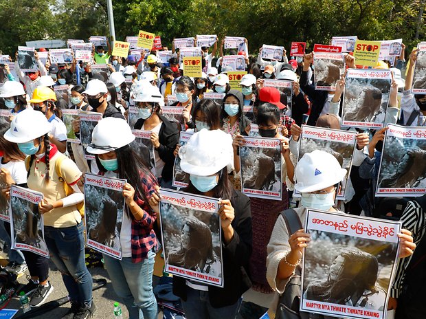 Absolventen der Mandalay Universität halten Plakate mit einem Bild der getöteten Mya Thwate Thwate Khaing.