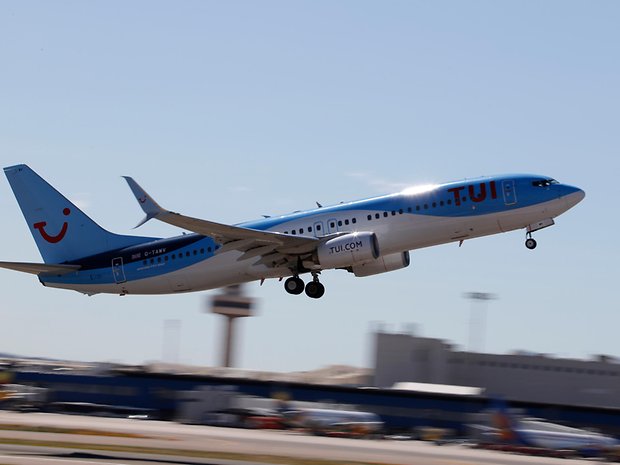 Ein TUI-Flugzeug startet vom Flughafen Palma. 