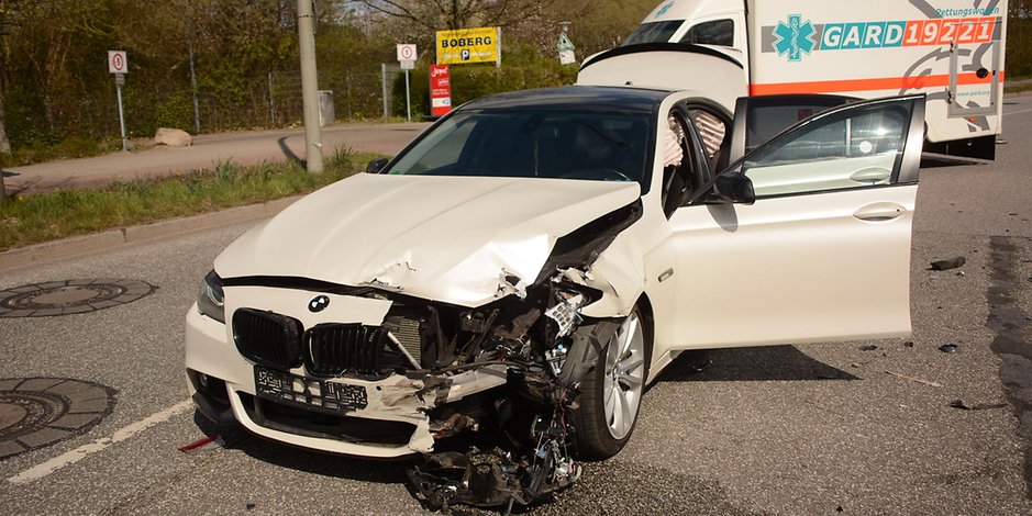 Der am Unfall beteiligte BMW wurde schwer beschädigt.
