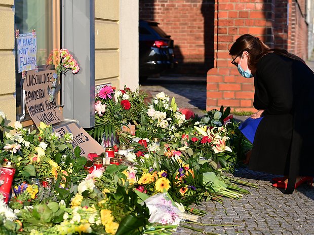 Manja Schüle (SPD), Brandenburgs Ministerin für Wissenschaft, Forschung und Kultur, legt vor dem Eingang zum Potsdamer Wohnheim Blumen nieder. Die Bluttat löste großes Entsetzen aus.