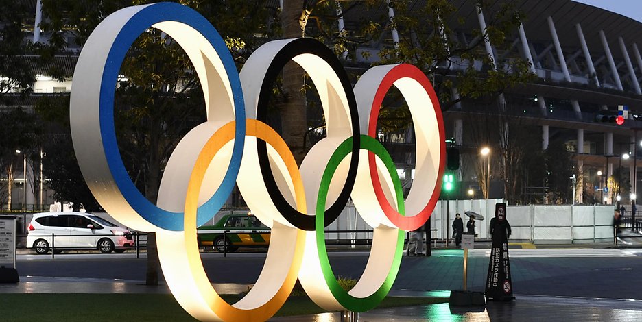 Eine Installation vor dem neuen Nationalstadion, dem Hauptschauplatz der Olympischen Spiele, zeigt die Olympischen Ring.