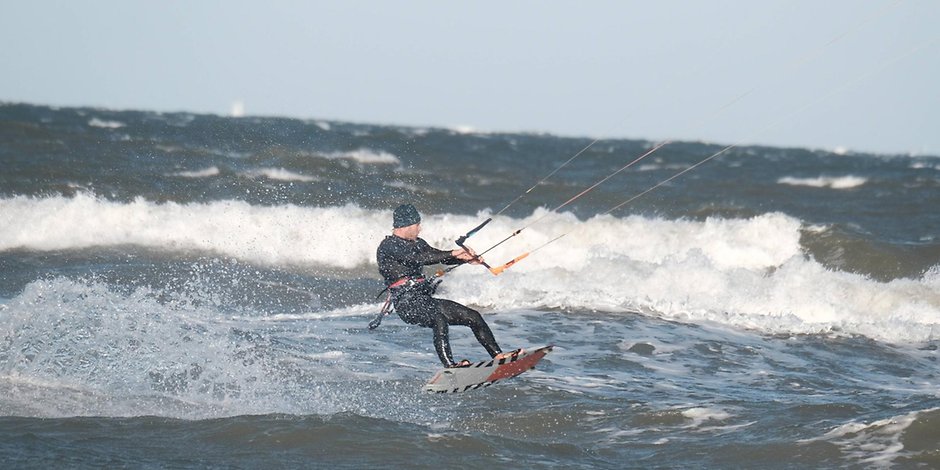 Ein Kitesurfer auf der Ostsee (Symbolbild).