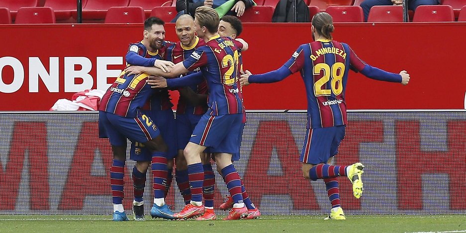Lionel Messi (zweiter von links) wird von seinem Teamkollegen zu seinem 19. Saisontor bejubelt.