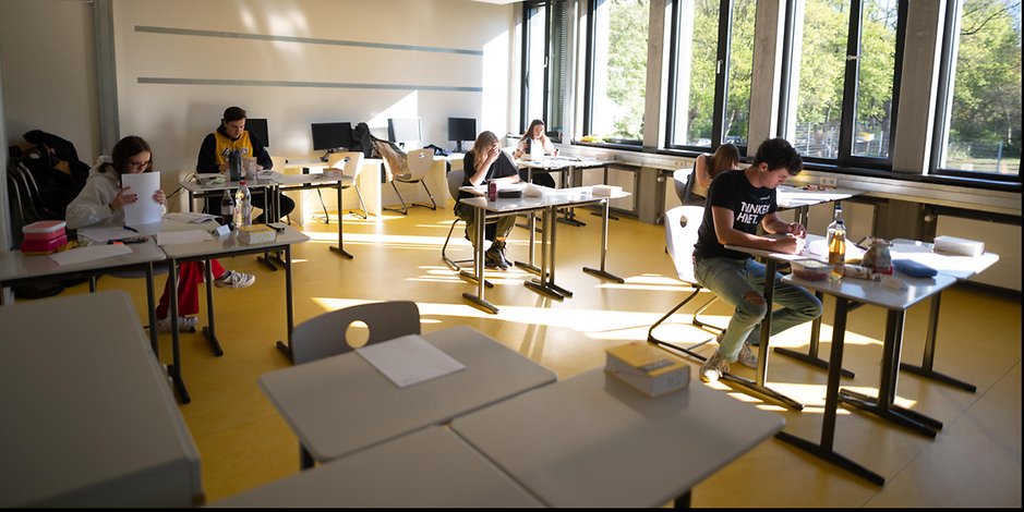 Schüler in Hamburg üben deutliche Kritik an der aktuellen Abiturvorbereitung, die wegen Corona nicht wie sonst durchgeführt werden kann. (Symbolfoto)
