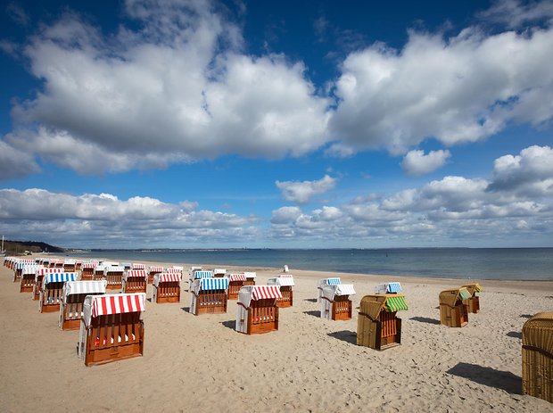 In den Strandkörben am Timmendorfer Strand dürfen ab Samstag wieder Touristen entspannen.
