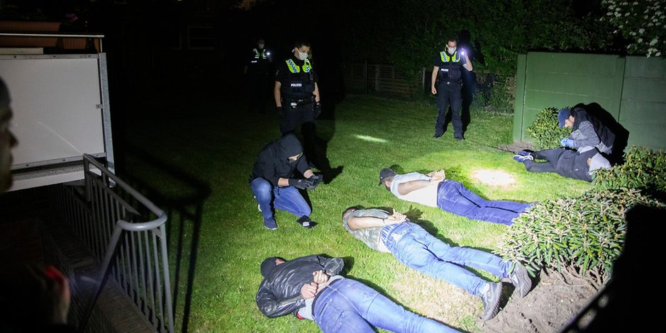 Polizisten und Zivilfahnder mit Teilnehmern einer illegalen Zocker-Runde im April 2020 in Wandsbek (Archivbild).
