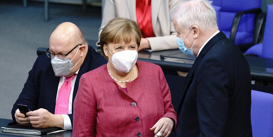 Kanzlerin Angela Merkel und Innenminister Horst Seehofer (r.) am Mittwoch im Bundestag.