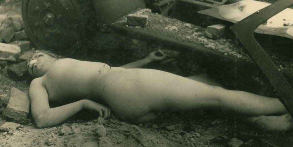 Tatortfoto der Kripo von 1947. Das erste Opfer des „Trüm­mer­mör­der­s“: eine 18 bis 22 Jahre alte Frau. Schlank, mittelblond, halblanges Haar. Sie wurde erdrosselt.