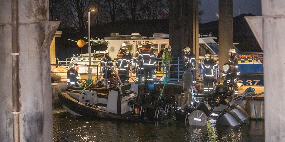 Ein Speedboot des SEK der Polizei Hamburg musste aus dem Hafen in Steinwerder geborgen werden.