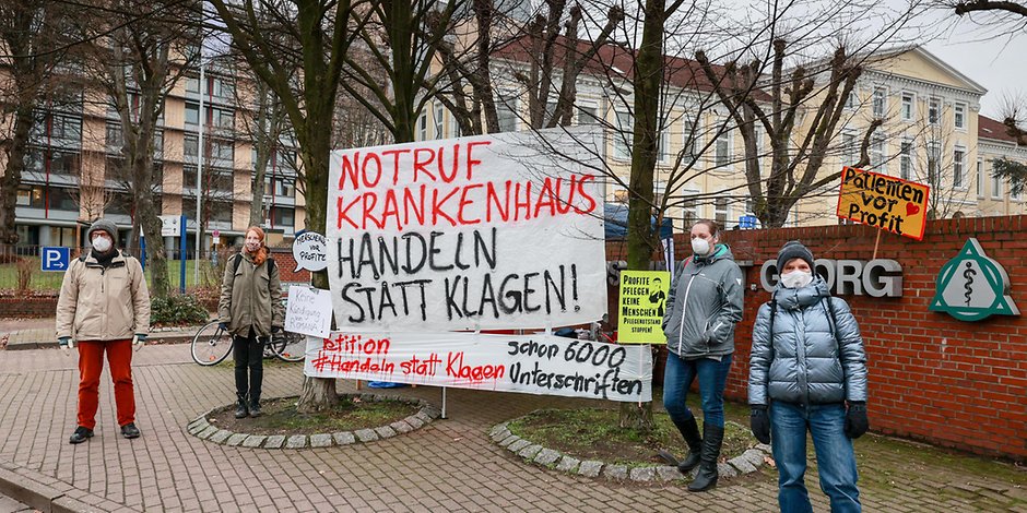 Handeln statt klagen! Die Hamburger Krankenhausbewegung protestiert vor der Asklepios-Klinik in St. Georg. 