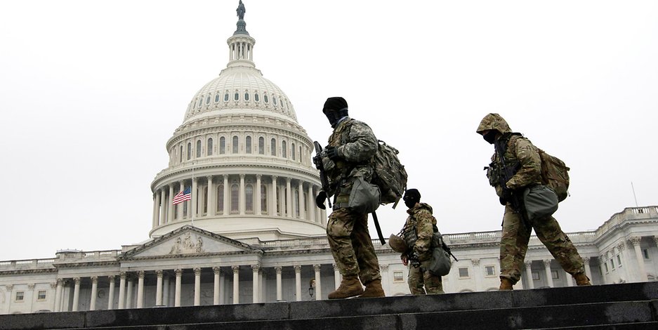 Mitglieder der Nationalgarde patrouillieren vor dem Kapitol.