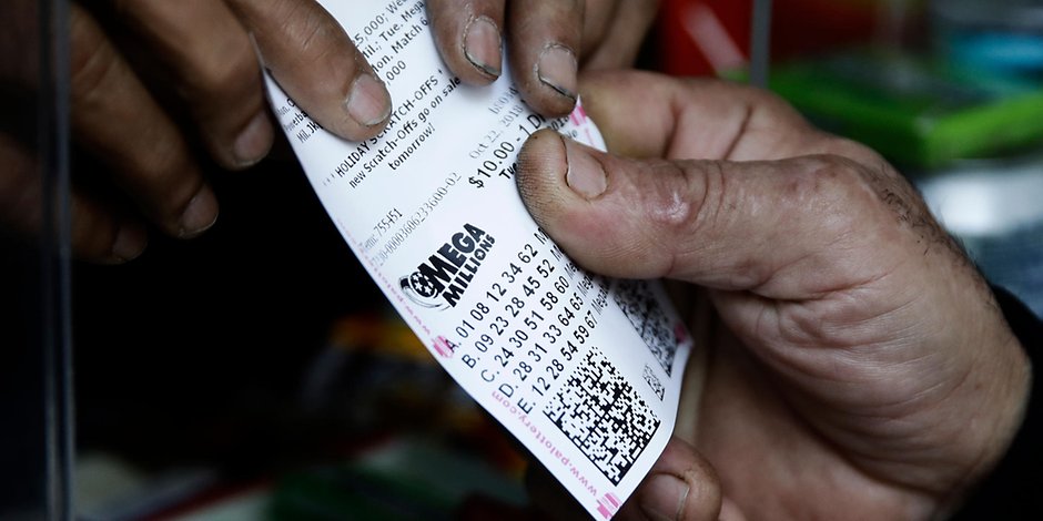 Ein Lottospieler kauft Mega Millions Lotterielose an einem Kiosk (Archivbild).