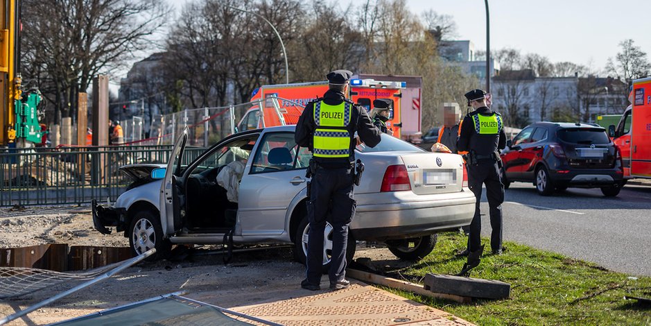 Polizisten am Unfallort im Baustellenbereich Schwanenwik in Hamburg.