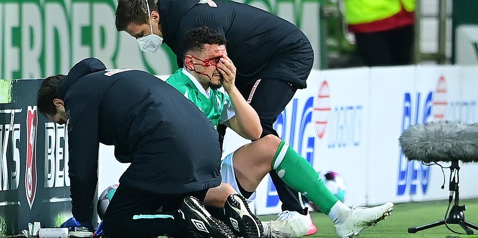 Werder Bremens Milos Veljkovic wird behandelt