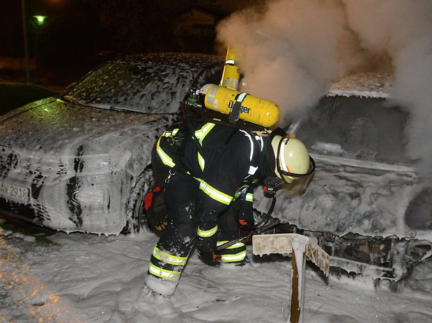 Der Nissan Micra brannte vollständig aus. Ein daneben stehendes Auto wurde durch die Flammen ebenfalls beschädigt. 