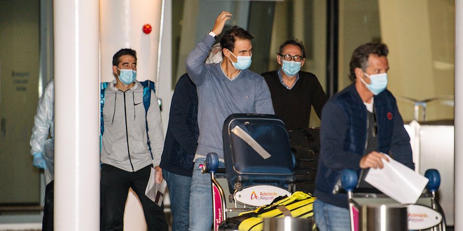 Auch die Anreise für die Spieler gestaltet sich schwierig. Hier kommt Tennis-Star Rafael Nadal am Flughafen an.