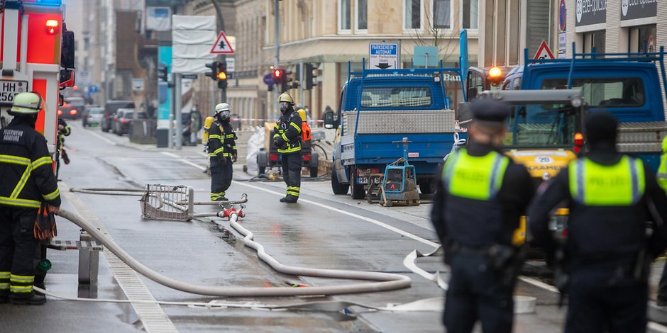 Feuerwehr- und Polizeikräfte am Unfallort in der Hamburger Innenstadt.