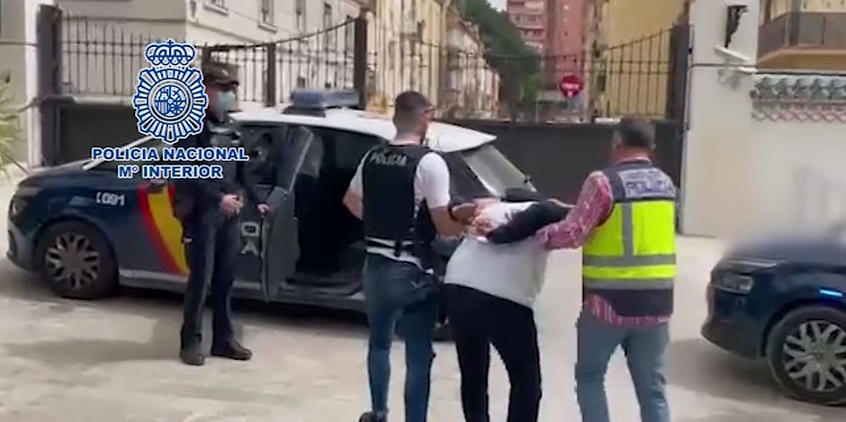 Das Standbild aus einem von der spanischen Nationalpolizei zur Verfügung gestellten Video zeigt die Festnahme des einen deutschen Tatverdächtigen.