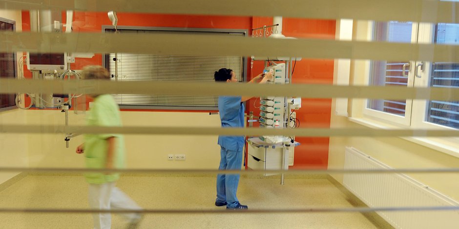 Mitarbeiter in Hamburg bereiten die Räume einer Intensivstation vor. In den Kliniken ist die Angst vor einer Triage groß (Archivfoto).