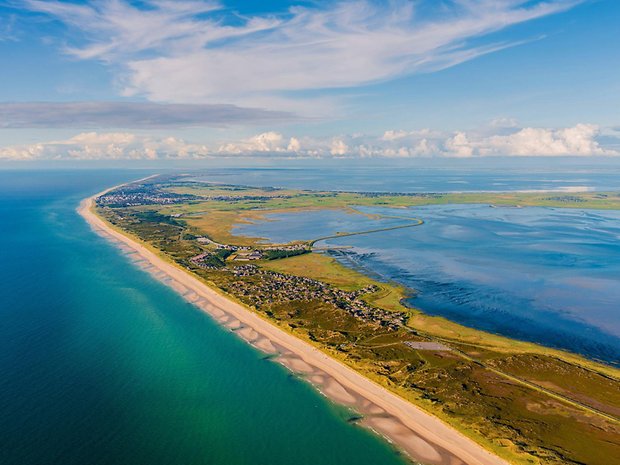 Beliebtes Ziel für Nordsee-Urlauber: Die Insel Sylt – hier die Westküste aus der Vogelperspektive.